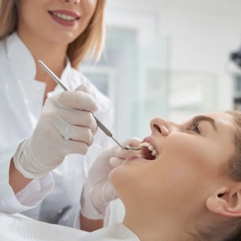 Prijímanie stomatologickej starostlivosti založenej na vede Premýšľajúca žena, ktorá si prezerá materiály o výskume stomatologickej starostlivosti